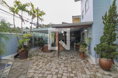 Casa de condomínio à venda com 308m², 6 quartos e 2 vagas Casa de condomínio à venda com 308m², 6 quartos e 2 vagasÁrea externa