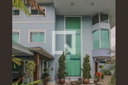 Casa de condomínio à venda com 308m², 6 quartos e 2 vagas Casa de condomínio à venda com 308m², 6 quartos e 2 vagasÁrea externa