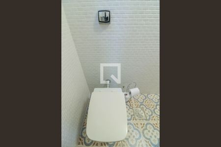 Casa de condomínio à venda com 308m², 6 quartos e 2 vagas Casa de condomínio à venda com 308m², 6 quartos e 2 vagasBanheiro