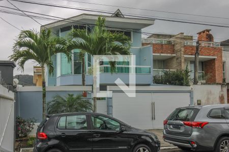 Casa de condomínio à venda com 308m², 6 quartos e 2 vagas Casa de condomínio à venda com 308m², 6 quartos e 2 vagasFachada