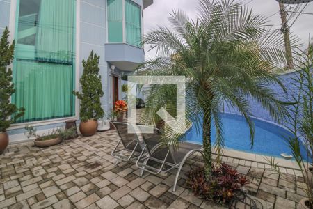 Casa de condomínio à venda com 308m², 6 quartos e 2 vagas Casa de condomínio à venda com 308m², 6 quartos e 2 vagasÁrea externa