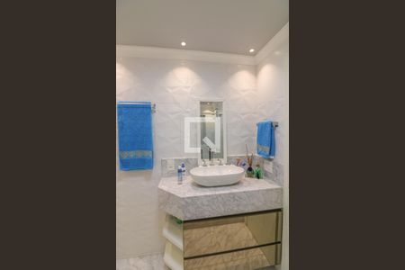 Casa de condomínio à venda com 308m², 6 quartos e 2 vagas Casa de condomínio à venda com 308m², 6 quartos e 2 vagasBanheiro das Suítes 2 e 3