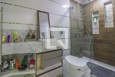 Casa de condomínio à venda com 308m², 6 quartos e 2 vagas Casa de condomínio à venda com 308m², 6 quartos e 2 vagasBanheiro da Suíte 1