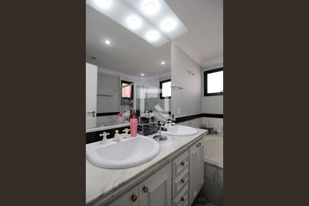 Apartamento à venda com 267m², 4 quartos e 4 vagas Apartamento à venda com 267m², 4 quartos e 4 vagasBanheiro da Suíte 4