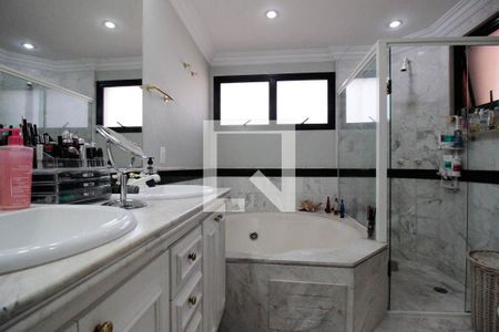 Apartamento à venda com 267m², 4 quartos e 4 vagas Apartamento à venda com 267m², 4 quartos e 4 vagasBanheiro da Suíte 4
