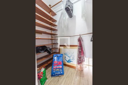 Casa à venda com 400m², 8 quartos e 6 vagas Casa à venda com 400m², 8 quartos e 6 vagasCloset