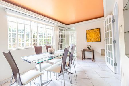 Casa à venda com 400m², 8 quartos e 6 vagas Casa à venda com 400m², 8 quartos e 6 vagasSala