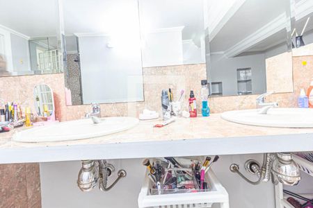 Casa à venda com 400m², 8 quartos e 6 vagas Casa à venda com 400m², 8 quartos e 6 vagasBanheiro da Suíte