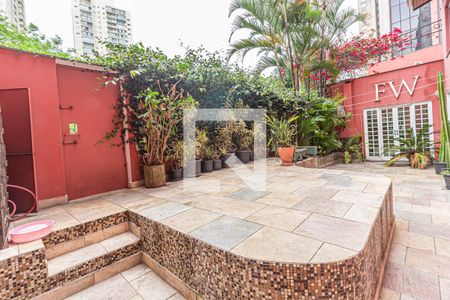 Casa à venda com 400m², 8 quartos e 6 vagas Casa à venda com 400m², 8 quartos e 6 vagasQuintal