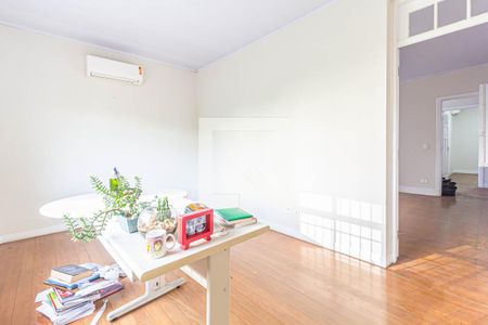 Casa à venda com 400m², 8 quartos e 6 vagas Casa à venda com 400m², 8 quartos e 6 vagasQuarto 4 - Suite