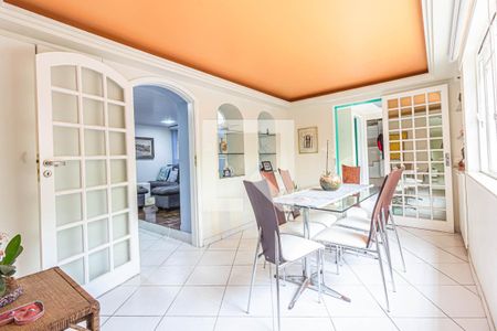 Casa à venda com 400m², 8 quartos e 6 vagas Casa à venda com 400m², 8 quartos e 6 vagasSala