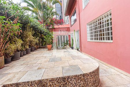 Casa à venda com 400m², 8 quartos e 6 vagas Casa à venda com 400m², 8 quartos e 6 vagasQuintal