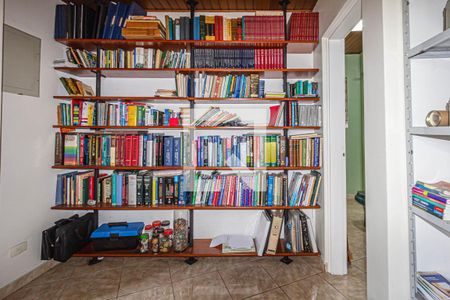 Casa à venda com 400m², 8 quartos e 6 vagas Casa à venda com 400m², 8 quartos e 6 vagasBiblioteca