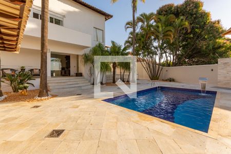 Casa à venda com 606m², 5 quartos e 8 vagasPiscina