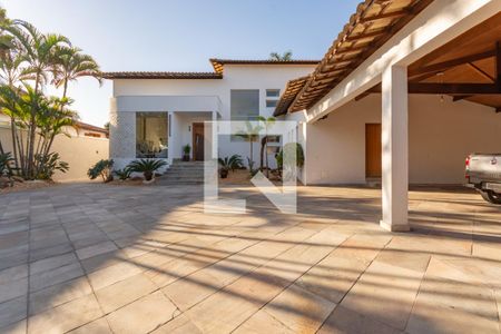 Casa à venda com 606m², 5 quartos e 8 vagasEntrada