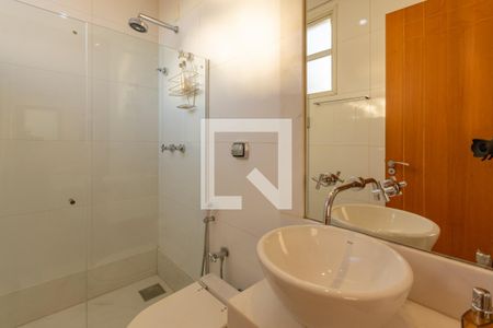 Casa à venda com 606m², 5 quartos e 8 vagasBanheiro suíte 2