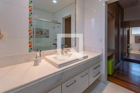 Casa à venda com 606m², 5 quartos e 8 vagasBanheiro suíte 1