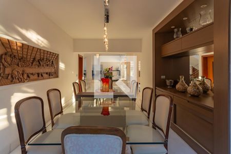 Casa à venda com 606m², 5 quartos e 8 vagasSala de Jantar