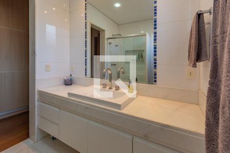 Casa à venda com 606m², 5 quartos e 8 vagasBanheiro suíte 3
