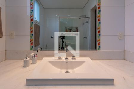 Casa à venda com 606m², 5 quartos e 8 vagasBanheiro suíte 1