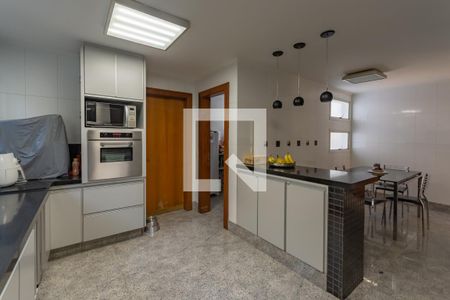 Casa à venda com 606m², 5 quartos e 8 vagasCozinha