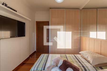 Casa à venda com 606m², 5 quartos e 8 vagasSuíte 2