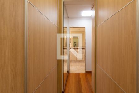Casa à venda com 606m², 5 quartos e 8 vagasSuíte 4 - Closet
