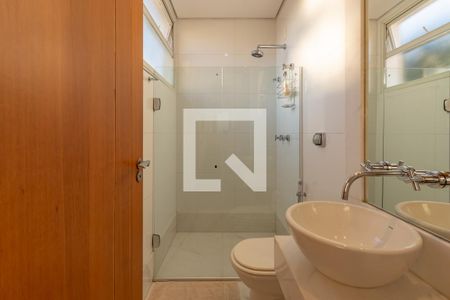 Casa à venda com 606m², 5 quartos e 8 vagasBanheiro suíte 2