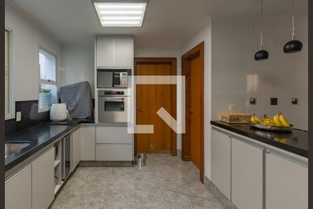 Casa à venda com 606m², 5 quartos e 8 vagasCozinha