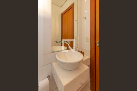 Casa à venda com 606m², 5 quartos e 8 vagasBanheiro suíte 2