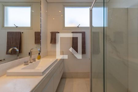 Casa à venda com 606m², 5 quartos e 8 vagasBanheiro suíte 3