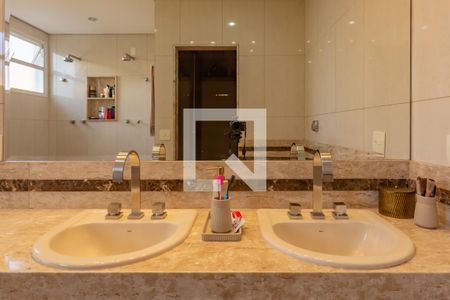 Casa à venda com 606m², 5 quartos e 8 vagasBanheiro suíte 4
