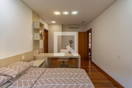 Casa à venda com 606m², 5 quartos e 8 vagasSuíte 1