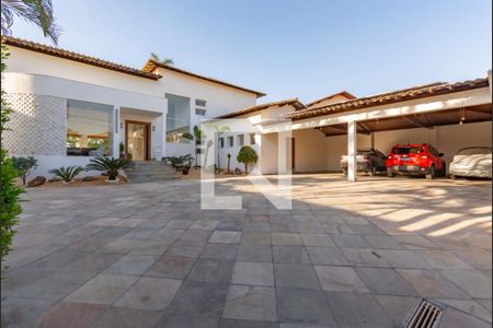 Casa à venda com 606m², 5 quartos e 8 vagasEntrada