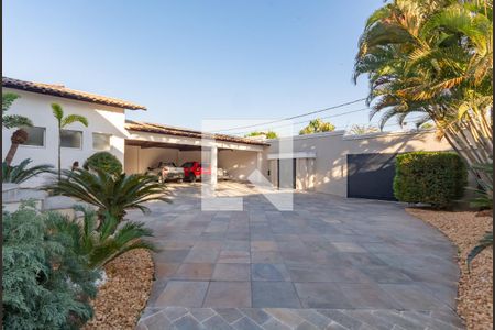 Casa à venda com 606m², 5 quartos e 8 vagasEntrada