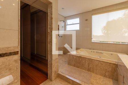Casa à venda com 606m², 5 quartos e 8 vagasBanheiro suíte 4