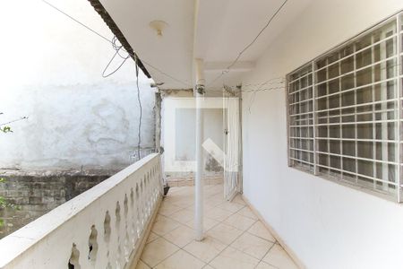 Casa à venda com 140m², 3 quartos e 3 vagas Casa à venda com 140m², 3 quartos e 3 vagasVaranda