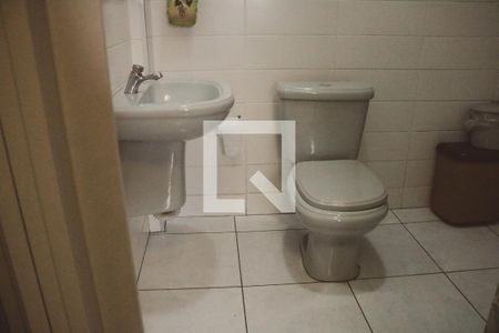 Casa à venda com 670m², 5 quartos e 6 vagasBanheiro Quarto de Serviço