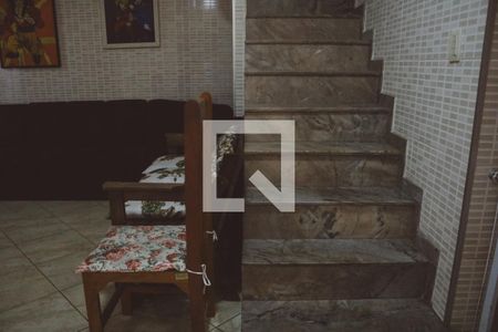 Casa à venda com 670m², 5 quartos e 6 vagasEscada