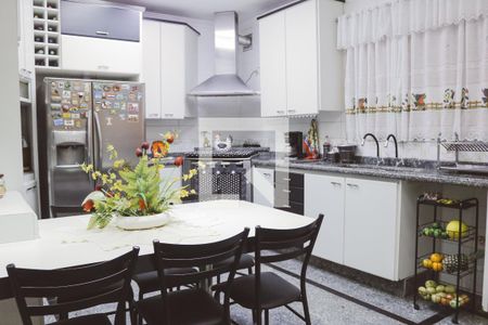 Casa à venda com 670m², 5 quartos e 6 vagasCozinha