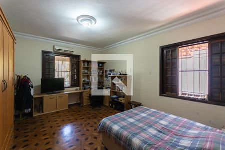 Casa à venda com 480m², 4 quartos e 2 vagasSuíte 1 (segundo andar)