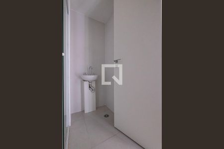 Banheiro de kitnet/studio para alugar com 1 quarto, 26m² em Pinheiros, São Paulo