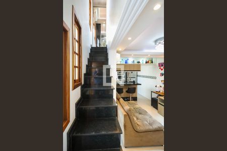 Casa à venda com 198m², 3 quartos e 2 vagasEscada para o quarto