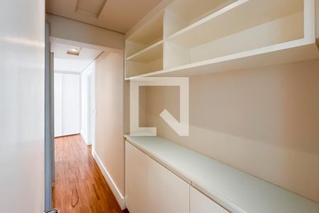 Apartamento à venda com 163m², 3 quartos e 3 vagas Apartamento à venda com 163m², 3 quartos e 3 vagasCloset da Suíte Master