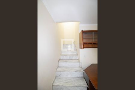 Casa para alugar com 150m², 4 quartos e 2 vagas Casa para alugar com 150m², 4 quartos e 2 vagasEscada Quartos