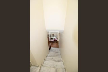 Casa para alugar com 150m², 4 quartos e 2 vagas Casa para alugar com 150m², 4 quartos e 2 vagasEscada Quartos