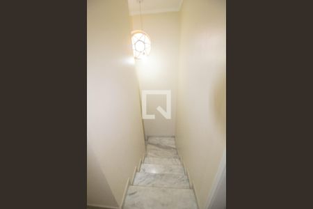 Casa para alugar com 150m², 4 quartos e 2 vagas Casa para alugar com 150m², 4 quartos e 2 vagasEscada Quartos