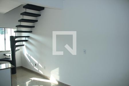 detalhe da escada de acesso segundo andar de casa de condomínio para alugar com 2 quartos, 52m² em Grajau, Nova Iguaçu