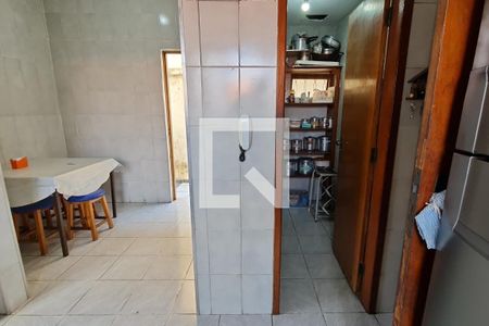 Casa à venda com 420m², 5 quartos e 4 vagasDespensa e cozinha 