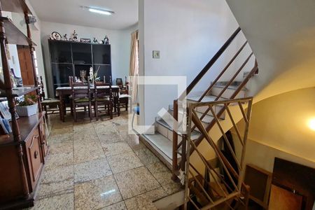 Escada de casa para alugar com 5 quartos, 420m² em Carlos Prates, Belo Horizonte
